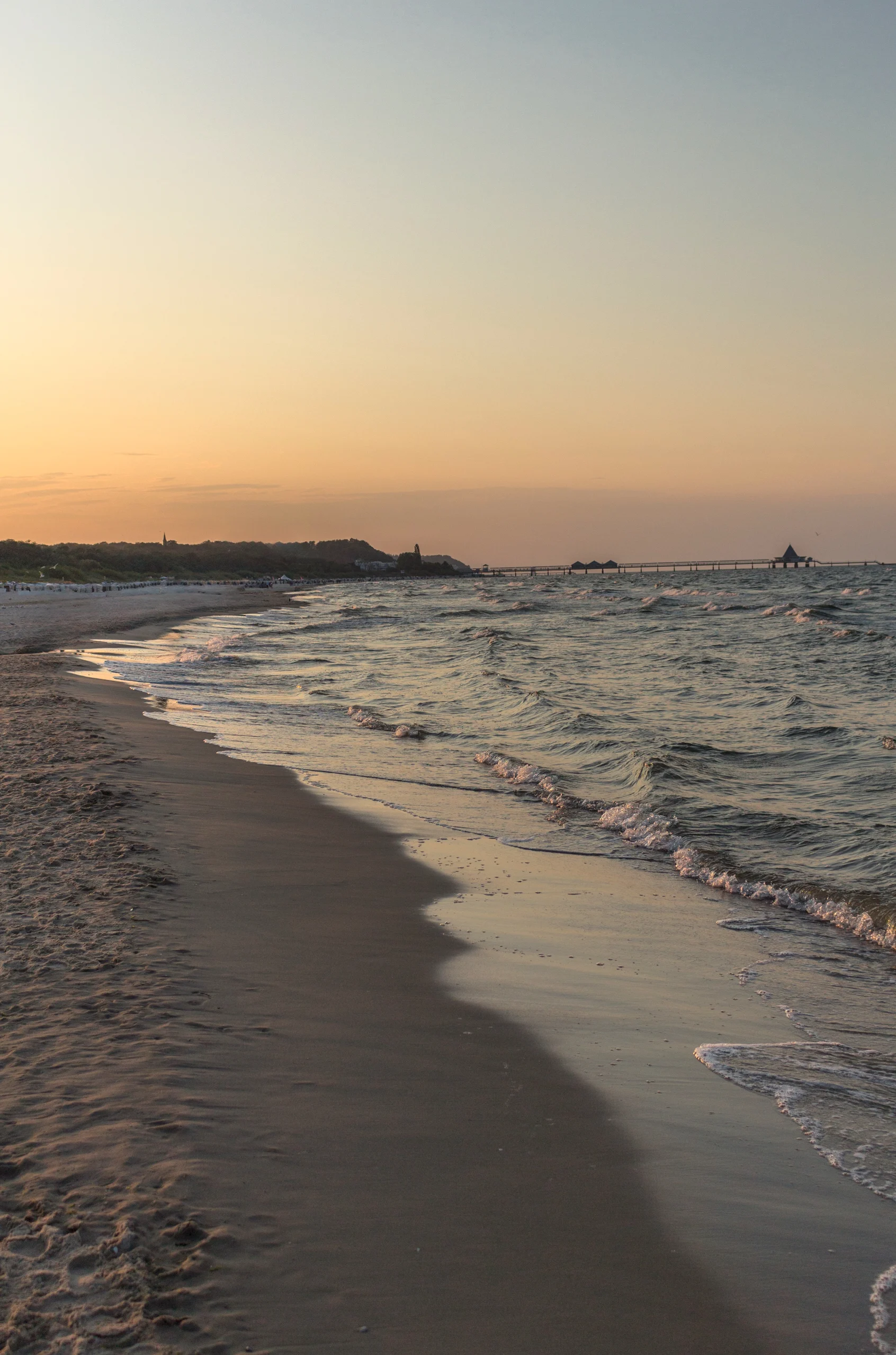 Ostseestrand in warmem Abendlicht