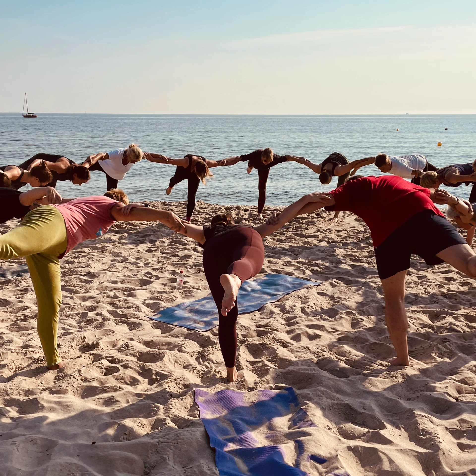Yogagruppe bei einer gemeinsamen Übung am Strand