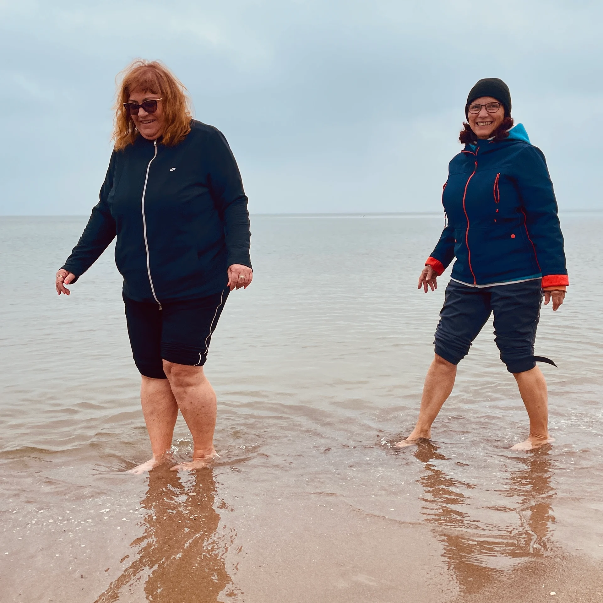 Gemeinsam barfuß im Meer