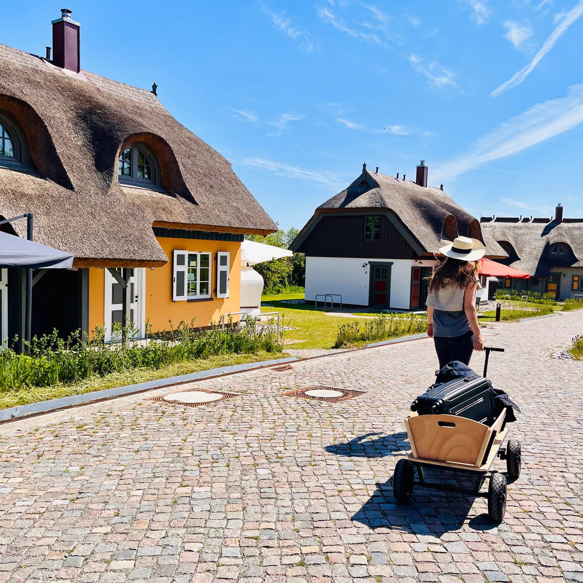 Weg zwischen reetgedeckten Häusern